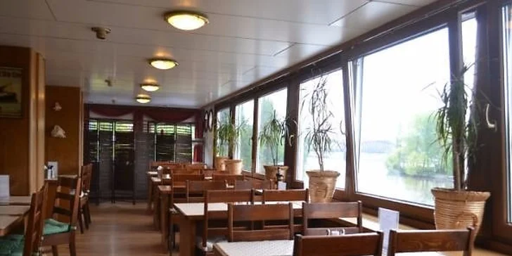 V restauraci si dopřejete snídani, a když budete chtít, tak i chutný tatarák.