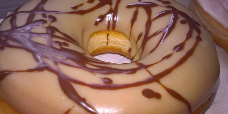 Každé ráno na vás čeká minimálně 10 druhů čerstvých amerických koblih.