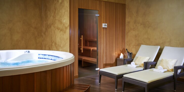 Privátní odpočinek v Aquapalace: 60–120 minut v sauně a vířivce, víno i ovoce