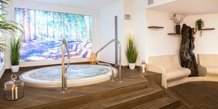 Wellness na 120 min. i s láhví prosecca pro 2 osoby: vířivka, zážitkové sprchy, Kneippův chodník, sauna