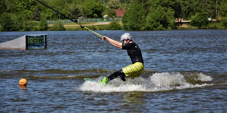 60 minut jízdy po vodní hladině: wakeboard pro 2 osoby s dozorem instruktora