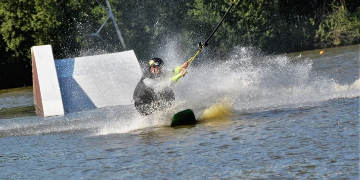 60 minut jízdy po vodní hladině: wakeboard pro 2 osoby s dozorem instruktora