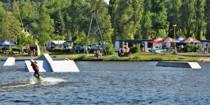 60 minut jízdy po vodní hladině: wakeboard pro 2 osoby s dozorem instruktora