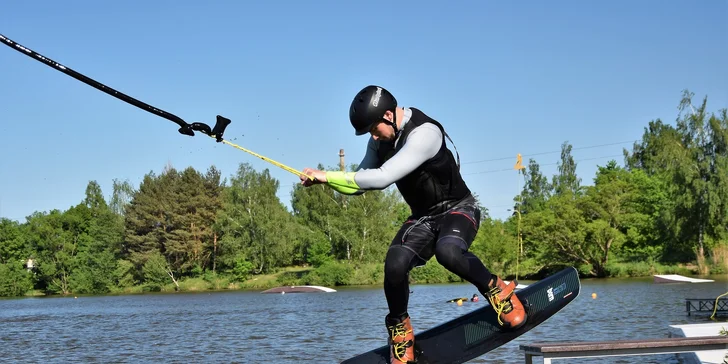 60 minut jízdy po vodní hladině: wakeboard pro 2 osoby s dozorem instruktora