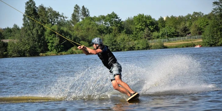 60 minut jízdy po vodní hladině: wakeboard pro 2 osoby s dozorem instruktora