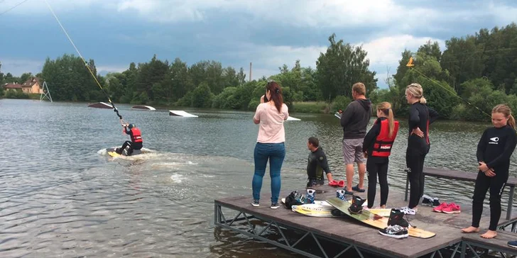 60 minut jízdy po vodní hladině: wakeboard pro 2 osoby s dozorem instruktora