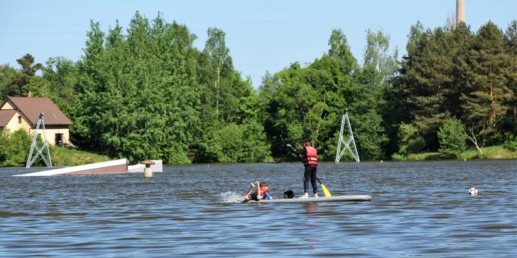 60 minut jízdy po vodní hladině: wakeboard pro 2 osoby s dozorem instruktora