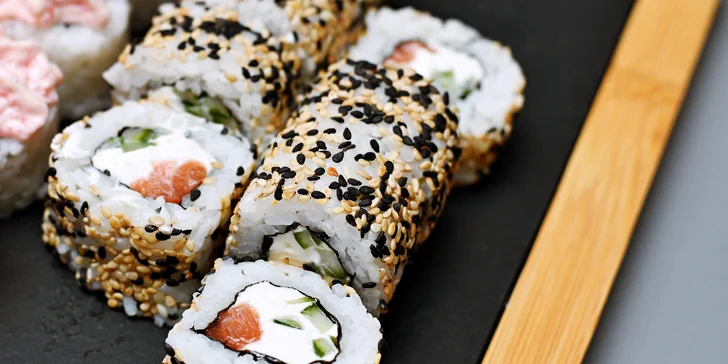 Až 50 ks sushi v setu i s gyoza taštičkami a rýžovými kuličkami s masem