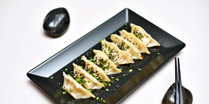 Až 50 ks sushi v setu i s gyoza taštičkami a rýžovými kuličkami s masem