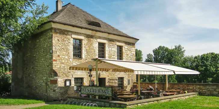 1 či 2 burgery z hovězího žebra v sezamové bulce se slaninou, čedarovou omáčkou a cibulovými kroužky