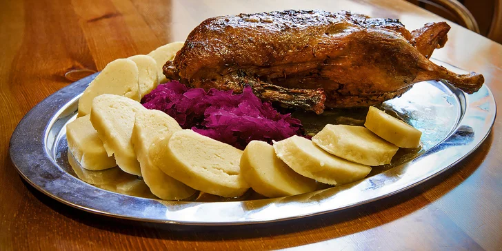 Pečená kachna s červeným zelím a bramborovým knedlíkem pro 4 až 6 osob