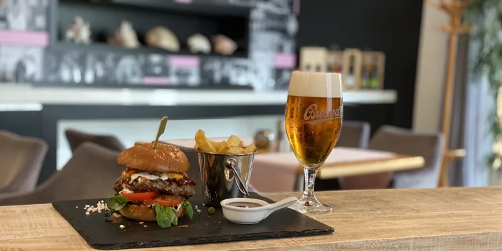 Hovězí či vegetariánský burger, domácí steakové hranolky, BBQ omáčka a nápoj dle výběru pro 2 osoby