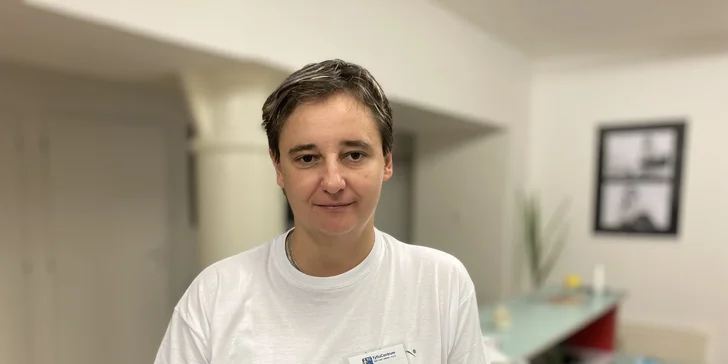 Uvolňující masáž lávovými kameny od masérky Heleny