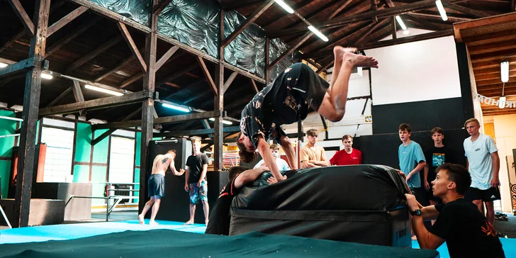 Naučte se ty nejlepší parkour kousky od profíků: hodinový vstup do Parkour Parku s trenérem