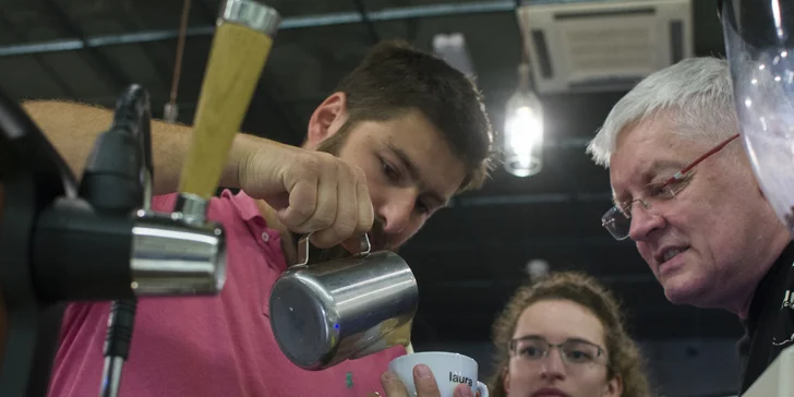 Kurz přípravy kávy: naučte se dokonalé espresso a cappuccino, navíc domů dostanete 250 g zrnkové kávy