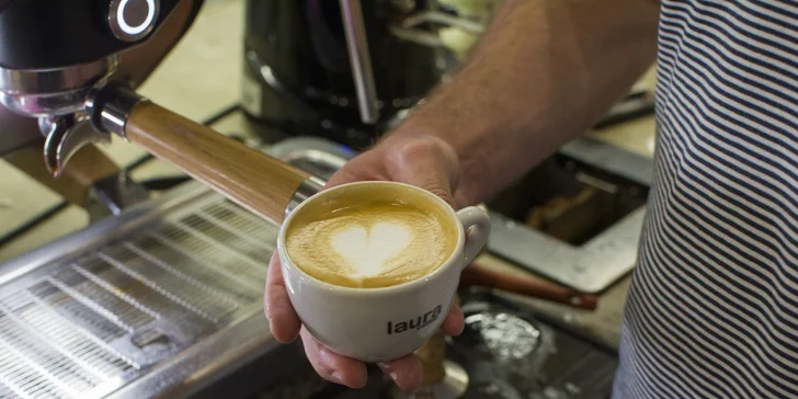 Kurz přípravy kávy: naučte se dokonalé espresso a cappuccino, navíc domů dostanete 250 g zrnkové kávy