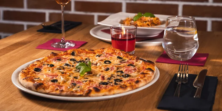 Pizza o průměru 32 cm nebo domácí pasta dle výběrů pro jednoho či dva