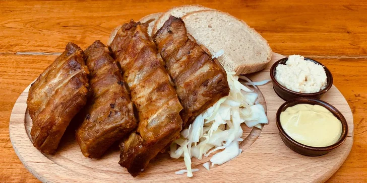 Pečené vepřové koleno nebo žebra a lívance s borůvkami pro 1 či 2 osoby