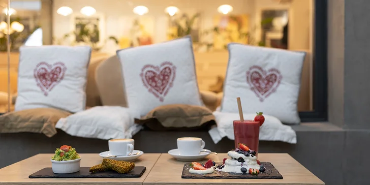 Raw veganská snídaně, káva i smoothie či koktejl pro jednoho nebo dva na Starém Městě