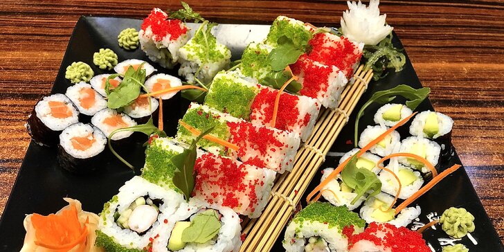 Sety s 24–70 ks pestrobarevného sushi: s rybami i vegetariánský