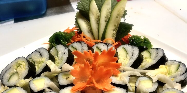 Sety s 24–70 ks pestrobarevného sushi: s rybami i vegetariánský