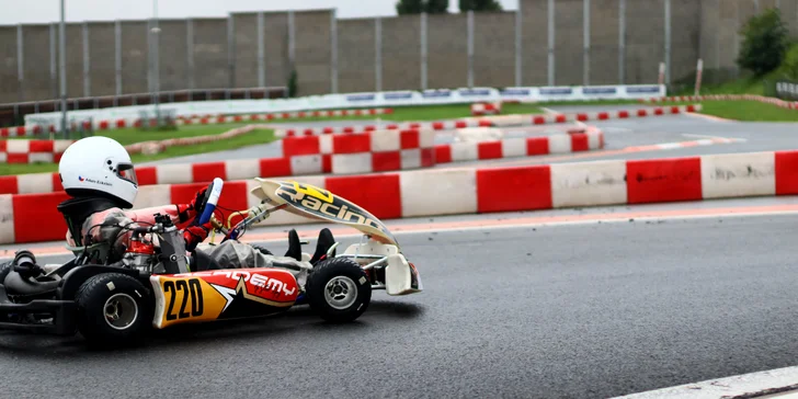 4–20 kol v závodní motokáře: rychlost až 90 km/h, 3 okruhy po celé ČR, profesionální instruktáž