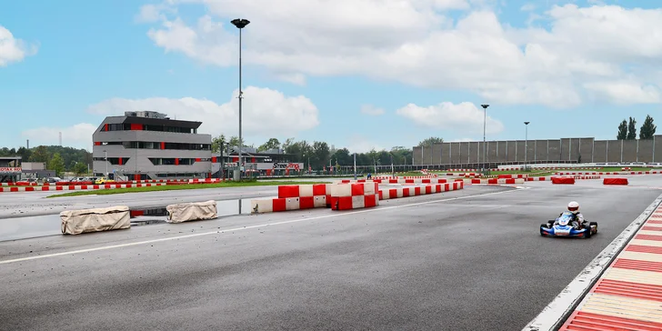 4–20 kol v závodní motokáře: rychlost až 90 km/h, 3 okruhy po celé ČR, profesionální instruktáž