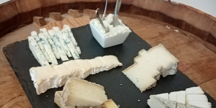 Gurmánské rendez-vous v pasáži Lucerna: prkénko se sýrem i uzeninami a 2 sklenky vína
