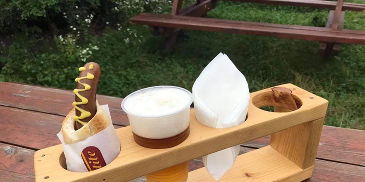 Občerstvení na Císařském ostrově: párek v rohlíku s pivem či malinovkou pro jednoho i pár