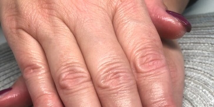 Péče o ruce: potažení přírodních nehtů gelem nebo první doplnění