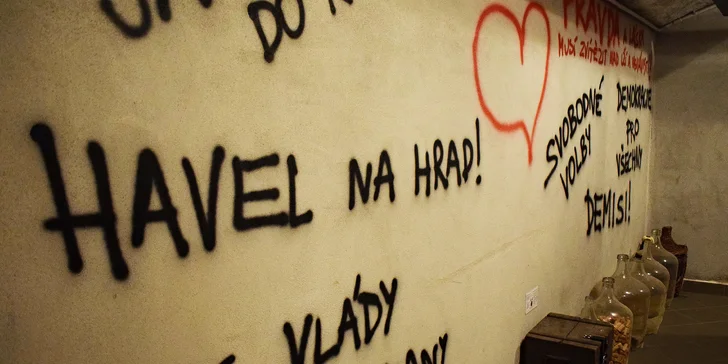 Doupě revoluce: úniková hra z napjatého období Sametové revoluce až pro 5 hráčů