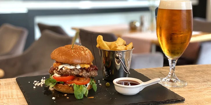 Hovězí či vegetariánský burger, domácí steakové hranolky, BBQ omáčka a nápoj dle výběru pro 2 osoby