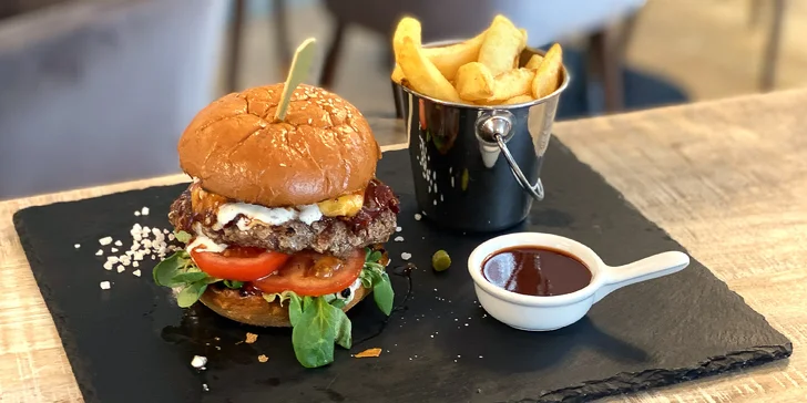 Hovězí či vegetariánský burger, domácí steakové hranolky, BBQ omáčka a nápoj dle výběru pro 2 osoby