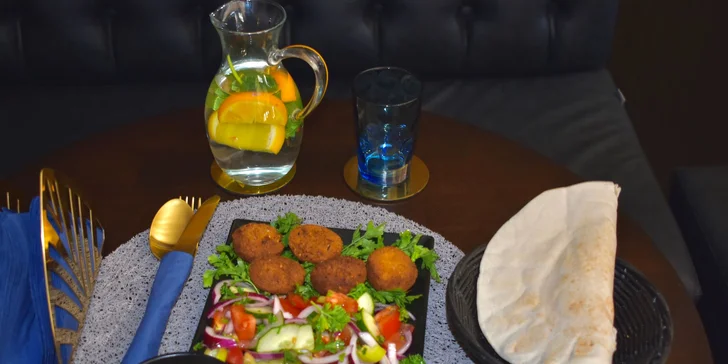 Netradiční snídaně pro dva: falafel, hummus, nakládaná zelenina i hranolky
