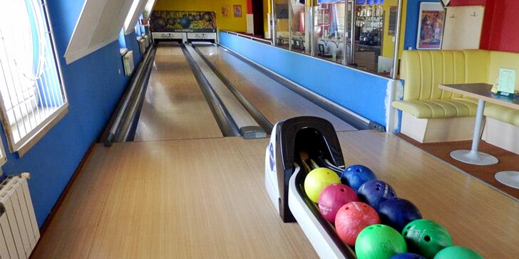 Hodina nebo dvě bowlingu až pro 4 hráče a hovězí tatarák s topinkami