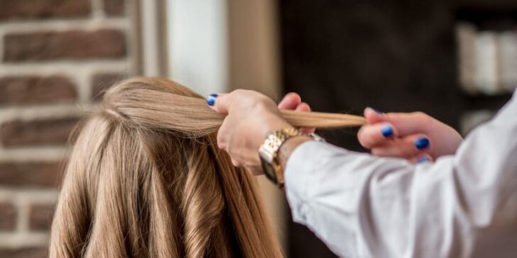 Dámský střih krátkých či dlouhých vlasů v luxusním salonu v centru Brna
