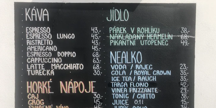 Občerstvení na Císařském ostrově: párek v rohlíku s pivem či malinovkou pro jednoho i pár