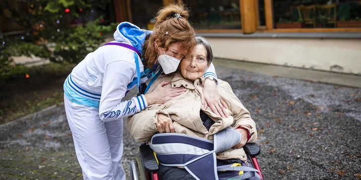 Podpořte organizaci Sue Ryder: trénink paměti a canisterapie i poradenství pro seniory