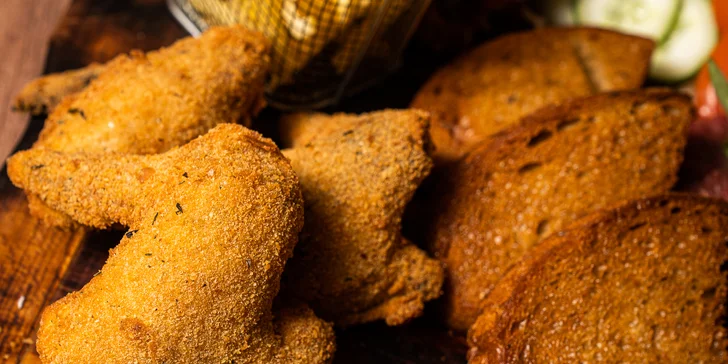 Labužnické prkno pro 2 osoby: křídla, miniburgery, tataráček a přílohy