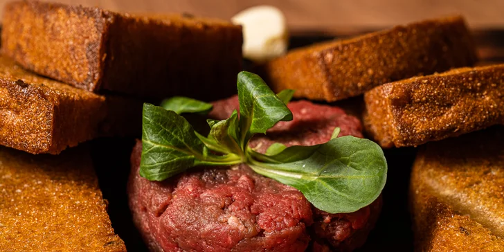 Labužnické prkno pro 2 osoby: křídla, miniburgery, tataráček a přílohy