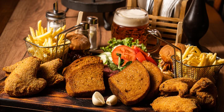 Labužnické prkno pro 2 osoby: křídla, miniburgery, tataráček a přílohy