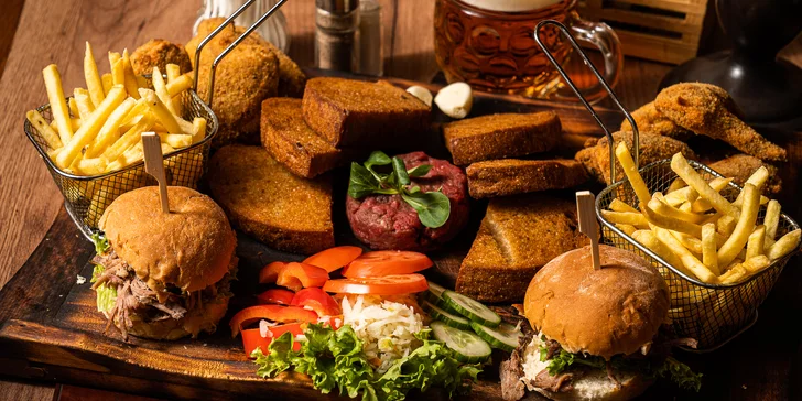 Labužnické prkno pro 2 osoby: křídla, miniburgery, tataráček a přílohy