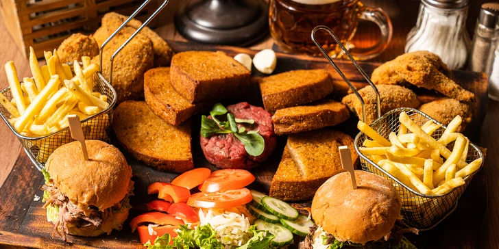 Labužnické prkno pro 2 osoby: křídla, miniburgery, tataráček a přílohy