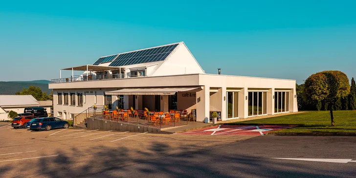 Rezort Aqua Maria Resort se nachází v klidném prostředí vinařské oblasti.