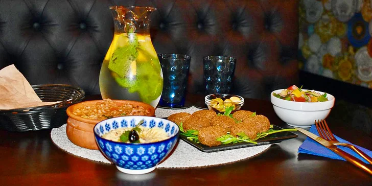 Netradiční snídaně pro dva: falafel, hummus, nakládaná zelenina i hranolky