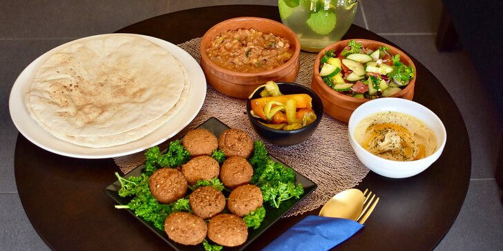 Netradiční snídaně pro dva: falafel, hummus, nakládaná zelenina i hranolky