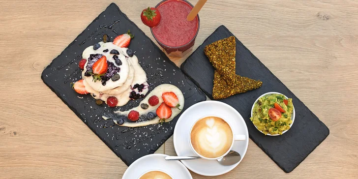 Raw veganská snídaně, káva i smoothie či koktejl pro jednoho nebo dva na Starém Městě