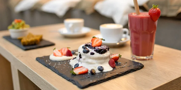 Raw veganská snídaně, káva i smoothie či koktejl pro jednoho nebo dva na Starém Městě