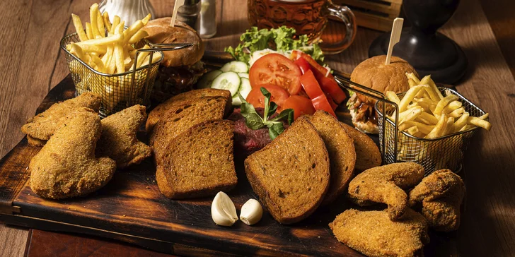 Labužnické prkno pro 2 osoby: křídla, miniburgery, tataráček a přílohy