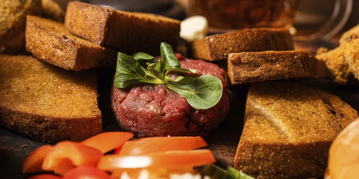 Labužnické prkno pro 2 osoby: křídla, miniburgery, tataráček a přílohy